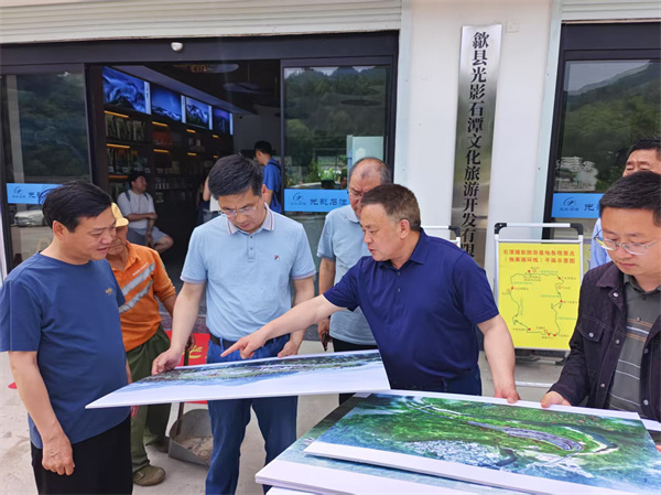 5月4日，洪董陪同王奇勇县长一行调研石潭景区项目.jpg