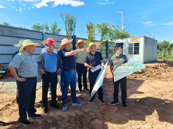 8月14日,洪董、余总陪同王奇勇县长带队调研富丰新城黎七路、宾虹大道、富资路、消防站、两馆等项目。.jpg